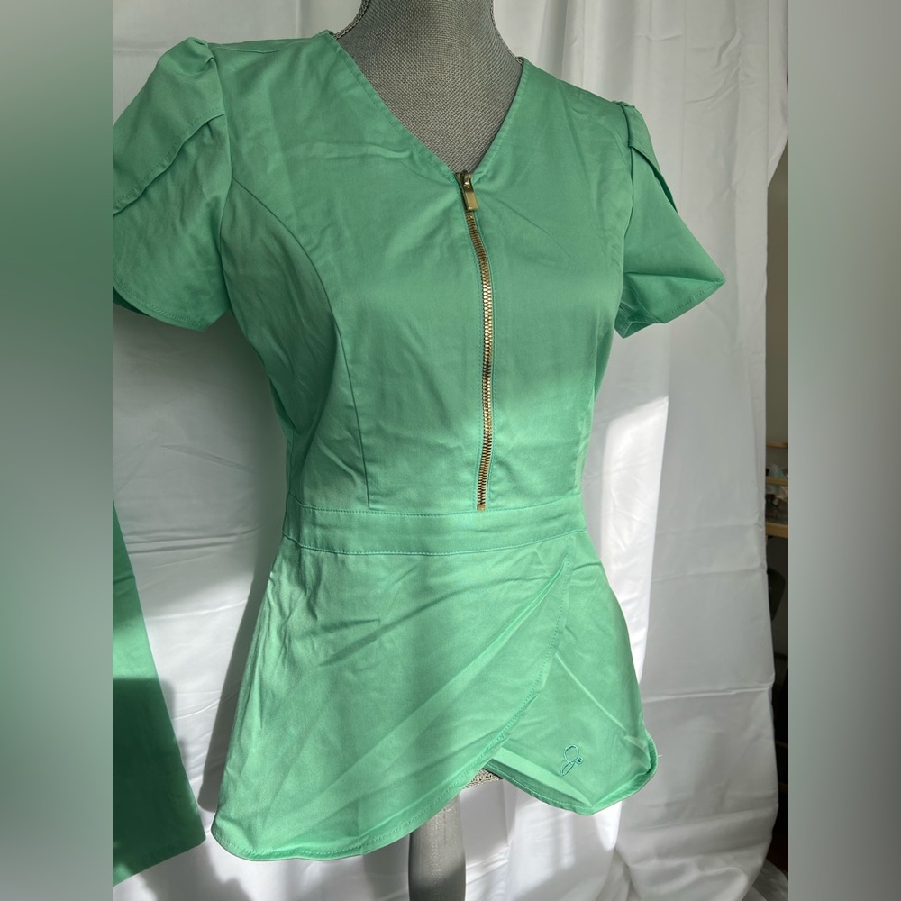 Jaanuu scrub top size small
